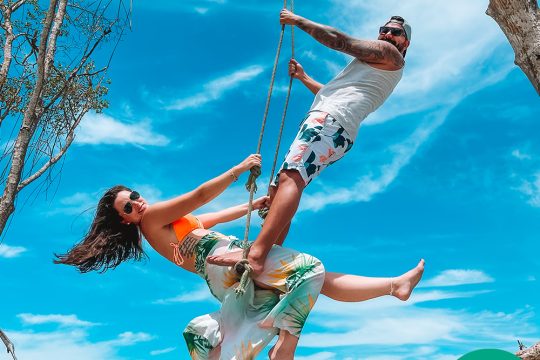 Jericoacoara - Casal em balaço na árvore